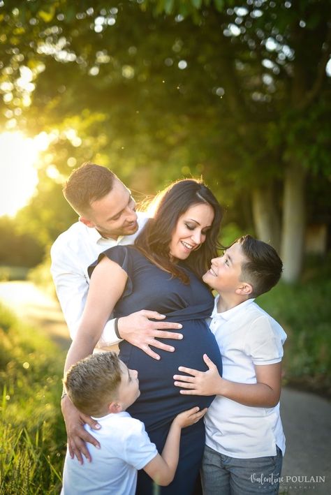 Maternity Photography With Multiple Siblings, Family Of 4 Maternity Pictures, Family Pregnancy Photoshoot, Family Maternity Pictures, Toddler Poses, Maternity Photography Family, Pregnancy Announcement Photoshoot, Maternity Photography Poses Outdoors, Maternity Photography Poses Couple