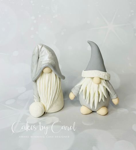 A video tutorial showing you how to make these cute Gonks or gnomes as some people call them, which are ideal for your christmas cakes Christmas Cake Ornaments, How To Make A Gonk, Gonk Christmas Cake, Polymer Clay Gnomes Tutorial, Clay Christmas Gnomes, Gonk Cake, Clay Gnomes Diy How To Make, Christmas Fondant Toppers, Clay Gonk