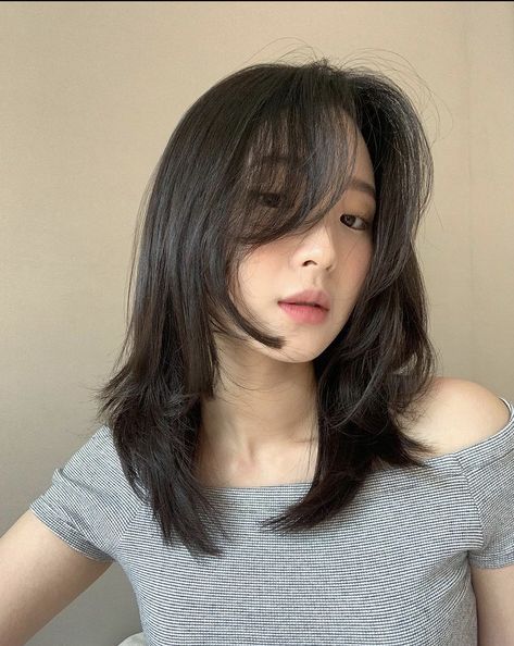 Unstyled Layered Hair Short, Short In The Front Long In The Back Hair, Asian Haircut, Korean Short Hair, Hair Style Korea, Hair Color Streaks, Bangs With Medium Hair, Hairstyles For Layered Hair, Wolf Cut