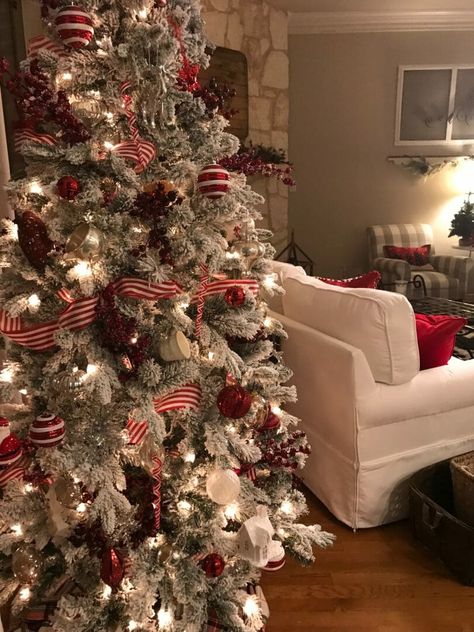 Christmas Tree Inspiration Modern, Stripe Christmas Tree, Christmas Tree Inspiration Rustic, Striped Christmas Tree, Peppermint Tree, Christmas Tree Decorating Tips, Woodland Christmas Tree, Space Christmas, Flocked Tree