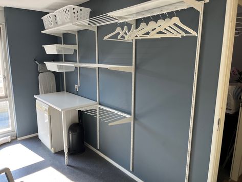 Boaxel (ikea) systeem. Muurverf histor “sheffield Gray” Ikea Boaxel Laundry, Boaxel Ikea Ideas, Boaxel Ikea, Ikea Boaxel, Utility Toilet, Cute House Ideas, Washing Room, Wardrobe Storage, Laundry Room Organization