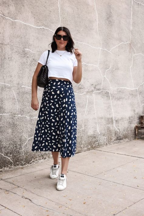 Floral Tshirt Outfits, Skirt And Tee Shirt Outfit, Skirt And Tshirt Outfits, Skirt And Tshirt, Runners Outfit, Kendi Everyday, Greece Outfit, Corporate Baddie, Outfit Combos