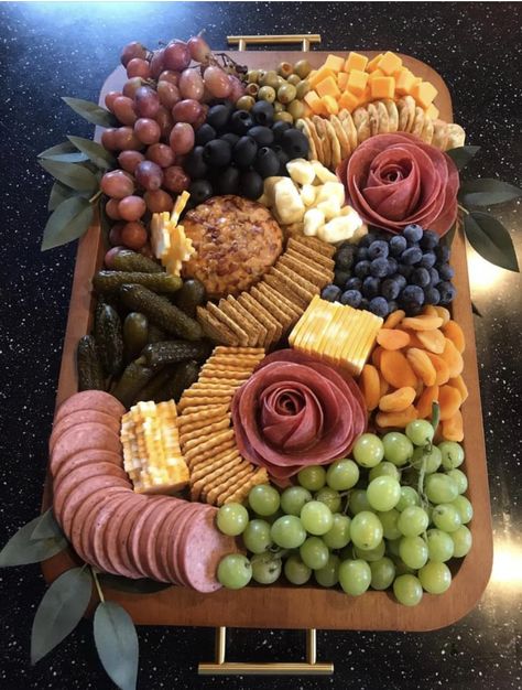 Charturerie Board, Veggie Tray Display, Charcuterie Board Meats, Charcuterie Appetizers, Charcuterie Ideas, Decorações Com Comidas, Party Food Buffet, Catering Ideas Food, Charcuterie Platter