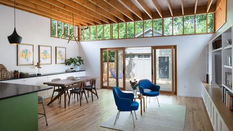 25 Examples of Clerestory Windows in Modern Houses - RTF | Rethinking The Future 1940s Bungalow, Bungalow Renovation, Contemporary Light, Low Ceilings, Clerestory Windows, Transom Windows, Hamptons House, House Windows, Prefab Homes