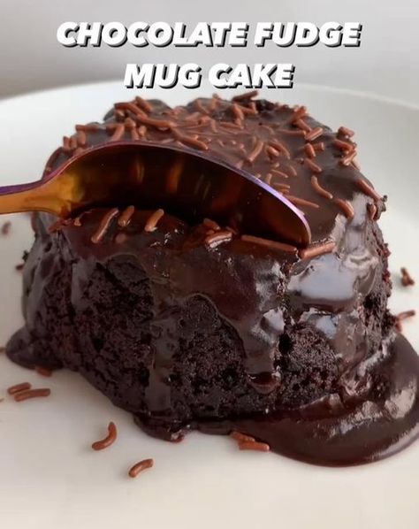 1 MILLION RECIPE on Instagram: "Follow @1mrecipe for daily recipes ♥  CHOCOLATE FUDGE MUG CAKE 😍  This mug cake is so chocolatey! It tastes like a mixture between a cake and a brownie 🤤 It’s topped with a simple chocolate icing and chocolate sprinkles 🤌  It’s super quick and easy to make, you only need 5-ingredients for the cake and there’s no eggs needed 🙌  Sound on for full instructions 🔉  All you need is:  For the cake: 25g plain flour 30g granulated sugar 4 tsp cocoa powder 20g salted butter, melted 4 tsp warm water  Icing: 10g Icing sugar 5g Cocoa powder 1-2 tsp Milk  Microwave 600W 1min - all cooking times are a guide it may need longer depending on your microwave and preference 🥰  To heat treat the flour: Microwave it for 1 minute 20 seconds stirring in between, then let it co Simple Chocolate Icing, Water Icing, Mug Dessert Recipes, Mug Cakes, Recipes Chocolate, Chocolate Mug Cakes, Daily Recipes, Chocolate Sprinkles, Chocolate Icing