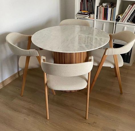 Danish Decor, Dining Table Solid Wood, Black Walnut Table, Girl Apartment, Dining Table Round, Apartment Deco, Circular Dining Table, Dining Room Cozy, Apartment Living Room Design