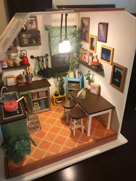 Miniature Rooms Dioramas, Rolife Miniature Display, Diorama Ideas House, Mini House Diorama, Mini Room Craft, Miniature Diaroma, Room Box Ideas, Miniature Apartment, Diy Miniature House