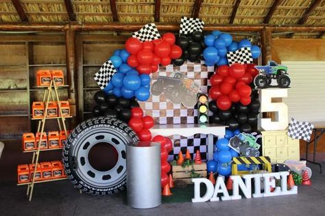 Hot Wheels Balloon Garland, Monster Truck Balloon Garland, Hot Wheels Backdrop, Hot Wheels Themed Birthday Party, Monster Truck Theme, Dirt Bike Birthday, 7th Birthday Party Ideas, Hot Wheels Birthday, Car Themed Parties