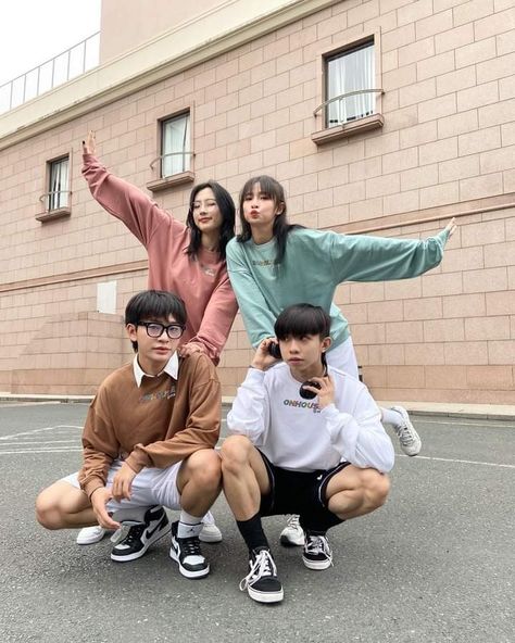 Pictures For Four People, Group Poses 4 People, Squad Poses, Group Pose, Boy And Girl Friendship, Group Photo Poses, Group Picture Poses, Sibling Poses, Friendship Photoshoot