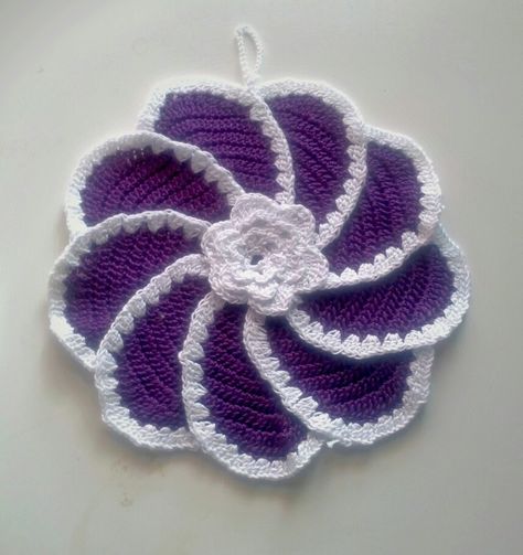 Pinwheel rose potholder. Pattern from http://freevintagecrochet.com/potholder-pattern/lily59/rose-pinwheel  modified by grumperina:  http://www.grumperina.com/knitblog/archives/2011/04/pinwheel_rose_p_1.htm Crochet Pinwheel Pattern, Potholders Crochet, Vintage Potholders, Crochet Blanket Diy, Kitchen Crochet, Crochet Potholder Patterns, Crochet Hot Pads, Crochet Stitches Free, Potholder Patterns