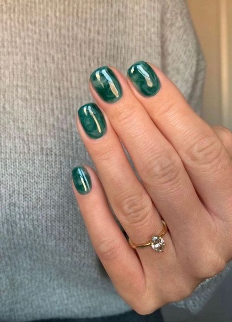 March green nail inspo and ideas Nails Inspo Aesthetic, Emerald Green Nails, Emerald Nails, Inspiration Nails, Dark Green Nails, Glitter Manicure, Green Nail Designs, Green Nail, Pearl Nails