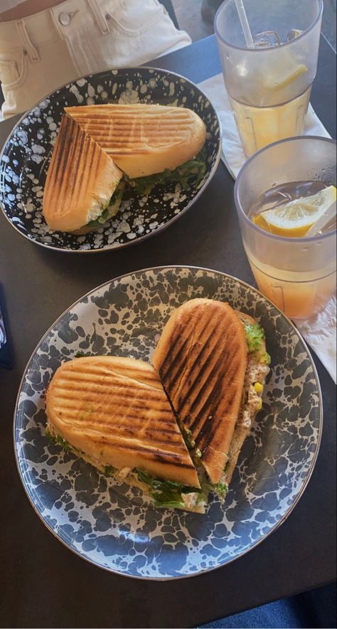 Restaurants Ideas Creative, Panini Packaging, Panini Photography, Panini Fillings, Panini Aesthetic, Panini Ideas, Panini Press Recipes, Panini Bread, Panini Sandwich