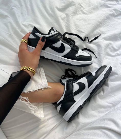 Nike Dunk Low Outfit Woman, Fall Outfits For Women Over 50, Edgy Fall Outfits, Outfits For Women Over 50, Fall Outfits For Women, Minimalist Sneakers, Pretty Shoes Sneakers, Fashion Shoes Heels, Tenis Nike