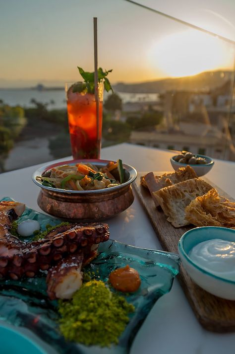 Mallorca Dachterrasse Almaq Rooftopbar in Palma auf dem Hotel Es Princep mit Meerblick Club Sandwich, Spain Travel, Boutique Hotel, Spain, Restaurant, Table Decorations, Hotel, Travel, Palmas