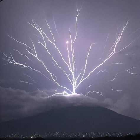 The upward lightning was spotted at Guatemala’s Volcan de Agua Volcano Guatemala, Volcano Lightning, Lightning Photography, Vikings Tv Show, Photos Booth, Magic Aesthetic, Lightning Strikes, Belleza Natural, Amazing Nature