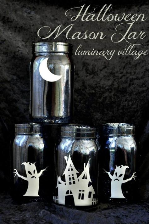 Mason Jar Halloween Decorations, Mason Jar Ideas, Mason Jar Luminaries, Halloween Mason Jars, Halloween Lanterns, Halloween Garland, Cricut Halloween, Ideas For Halloween, Jar Ideas