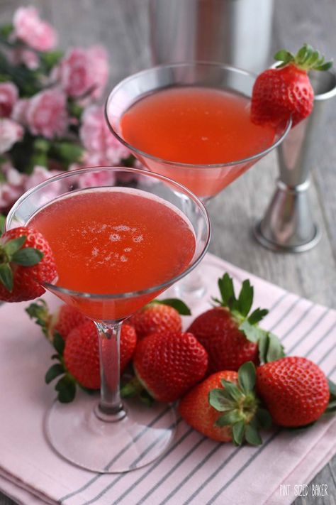 Fresh Strawberry Vodka Martini Recipe + Video - Pint Sized Baker Vodka Martini Recipe, Martini Flavors, Strawberry Martini, Martini Recipes Vodka, Strawberry Liqueur, Strawberry Cocktails, Strawberry Vodka, Vodka Cocktails Recipes, Martini Recipe