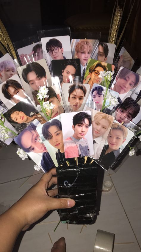 Bouquet Of Photocard, Photo Card Bouquet Kpop, Photocard Gift Ideas, K Pop Bouquet, Kpop Birthday Gift Ideas, Buket Photocard, Kpop Flower Bouquet, Photocard Bouquet, Kpop Bouquet