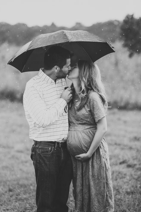 Maternity Umbrella Pictures, Maternity Photography Rainy Day, Umbrella Maternity Pictures, Raining Maternity Photos, Maternity Shoot With Umbrella, Maternity Shoot In The Rain, Cloudy Maternity Photoshoot, Maternity Photography Rain, Maternity Pictures In The Rain