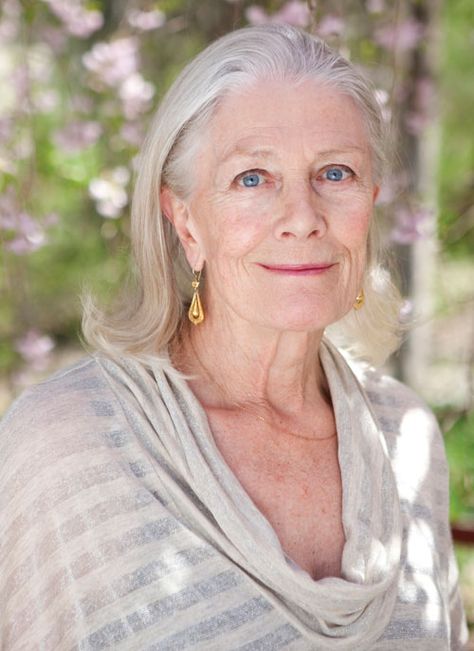 I saw Deep Impact last night and marvelled at the enduring beauty of Vanessa Redgrave. I truly admire beautiful women who grow old gracefully and without fear. Vanessa Redgrave, Advanced Style, Ageless Beauty, Aged To Perfection, Aging Beautifully, Aging Gracefully, How To Pose, 인물 사진, Best Actress