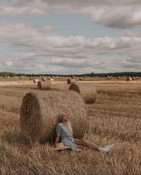 Pictures With Hay Bales, Hay Bale Photoshoot Picture Ideas, Hay Bales Photoshoot, Hay Bale Pictures, Hay Bale Photoshoot, Farm Photoshoot, Western Photo, Village Photos, Beautiful Photoshoot Ideas