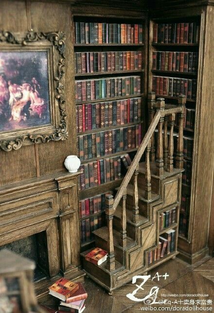 Miniature library Dollhouse Library, Mini Library, Haunted Dollhouse, Old Library, Dollhouse Projects, Dolls House Interiors, Miniature Rooms, Tiny World, Home Libraries