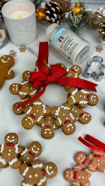 Chocolate Gingerbread Men, Cookie Wreath Christmas, Gingerbread Cookie Wreath, Mini Gingerbread Men, Cut Out Gingerbread Cookies, Giant Christmas Wreath, Cookie Sheet Crafts, Gingerbread Man Wreath, Gingerbread Competition