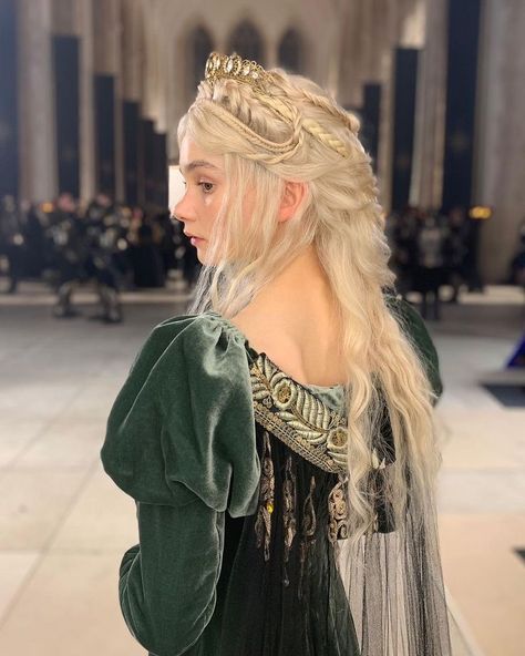 Daenaera Velaryon, Targaryen Hair, Helaena Targaryen, Medieval Hairstyles, Targaryen Aesthetic, Fantasy Hair, Makeup And Hair, Poses References, Wig Making