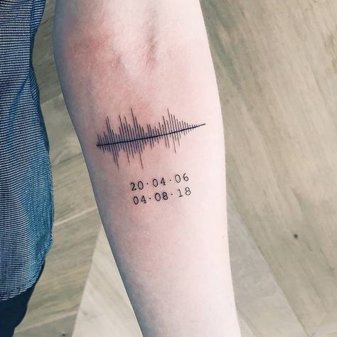 The latest tattooing craze is soundwave tattoos — tattoos of an audio clip you can hear — and this is a perfect example of a very modern idea mixed with traditional tattooing methods.  #tattoo #sticktattoos #tattoos #dottattoos Soundwave Tattoo, Wave Tattoo Ideas, Sound Wave Tattoo, Small Music Tattoos, Professional Tattoo Kits, Baby Tattoo Designs, Baby Name Tattoos, Tatuagem Masculina Pequena