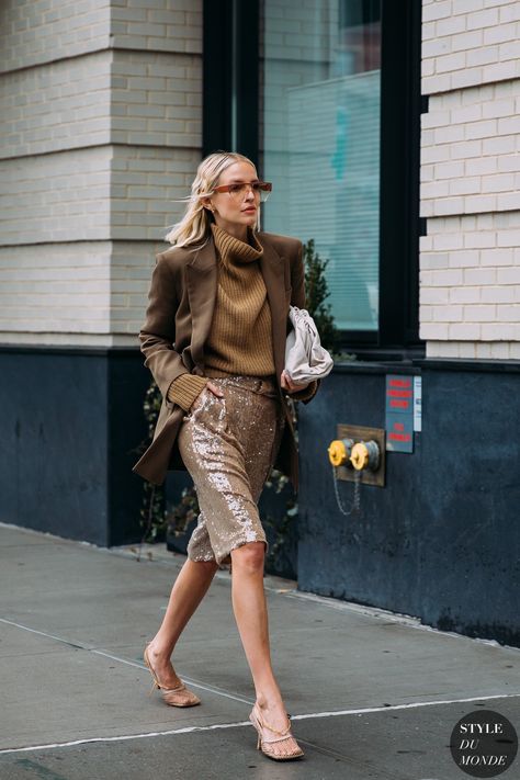 How to wear sequins during the day #daytimesequins #monochromaticoutfit #chic 2020 Street Style, Leonie Hanne, Leandra Medine, Giovanna Battaglia, Reportage Photography, Monochromatic Outfit, Anna Dello Russo, Style Inspiration Winter, Street Look