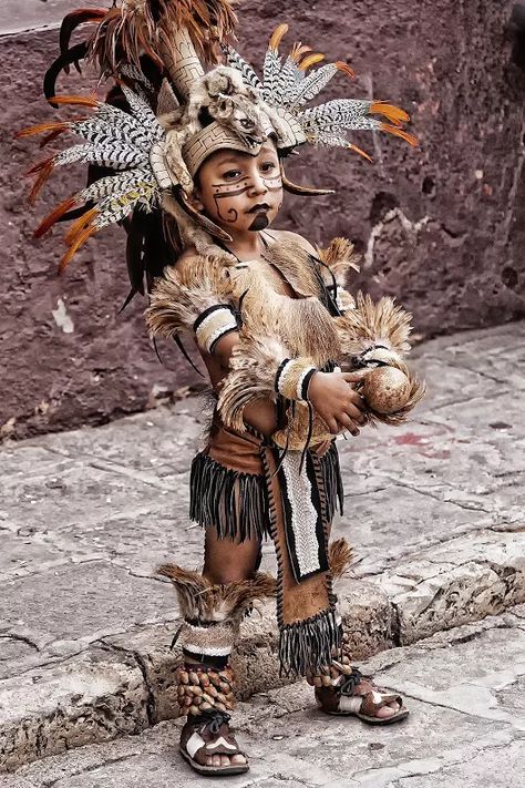 Fotografija Angry Child, Psalm 127, Aztec Culture, Native Dress, Native American Clothing, Aztec Warrior, Aztec Art, American Clothing, Mexican Culture