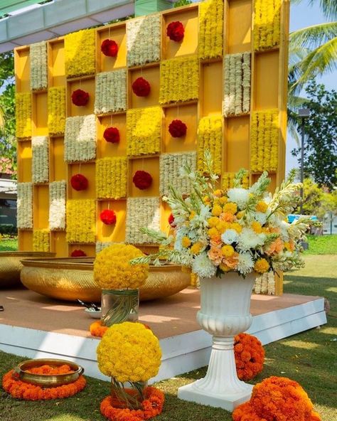 Backdrop For Haldi Function, Pithi Decoration Backdrop, Home Haldi Decor, Outdoor Haldi Decor, Haldi Theme Decoration, Haldi Background Decoration, Haldi Stage, Haldi Theme, Haldi Function Decoration