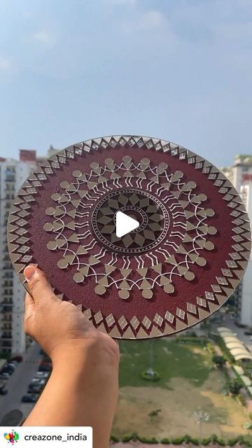 Simple Lippan Art, Mirror Art Painted, Lippan Art Design, Lippan Art Mirror, Onion Drawing, Lipan Art, Painted Mirror Art, Mosaic Art Diy, Warli Art