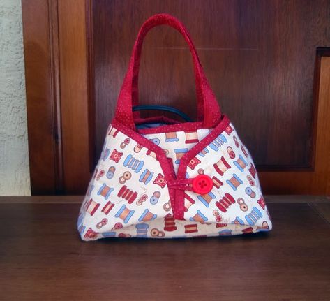 Сумка-чехол для утюга и глажки. Bag Cover for iron and ironing Quilted Accessories, Ironing Pad, Sac Diy, Crafts Sewing Projects, Mini Iron, Sewing Labels, Diy Bags Patterns, Sewing Purses, Patchwork Quilting