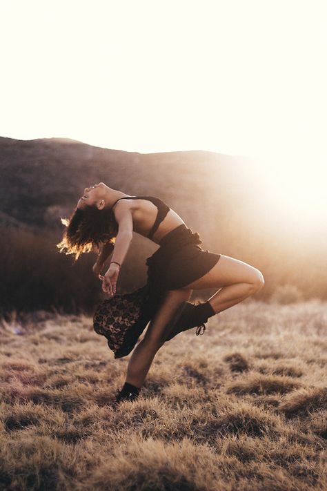 Trendy Photography, Dance Photography Poses, Nature Photoshoot, Photography Beauty, Tumblr Photography, Dance Photos, Wild Woman, Photography Poses Women, Shooting Photo