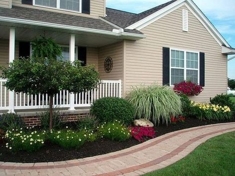 The front yard of your home is the first impression people get, so you really want it to look good. There are a lot of different options for landscapi... | Keep the Garden Contained Between the House and Walkway #FrontYardLandscapingIdeas #FrontYardLandscaping #FrontYard #LandscapingIdeas #Landscaping #FrontYard #DecoratedLife Front Sidewalk Ideas, Garden Landscaping Design Ideas, Sidewalk Landscaping, Front Yard Walkway, Landscaping On A Hill, Small Front Yard Landscaping, Front Yard Design, Front Landscaping, Front Yard Landscaping Ideas