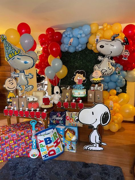 Brown Centerpieces, Snoopy Birthday Decorations, Snoopy Birthday Invitations, Peanuts Gang Birthday Party, Snoopy Decorations, Charlie Brown Birthday Party, Peanuts Birthday Party, Snoopy Birthday Party, Snoopy Baby Shower