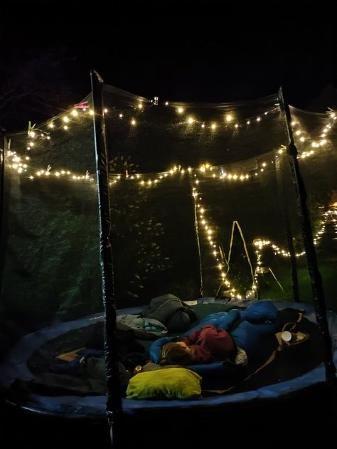 In a trampoline with sleeping bags and of course a snack basket Summer Sleepover, Starbucks Party, Sleepover Snacks, Backyard Hangout, Snack Basket, Fun Sleepover Ideas, Birthday Planning, 14th Birthday, Sleeping Bags