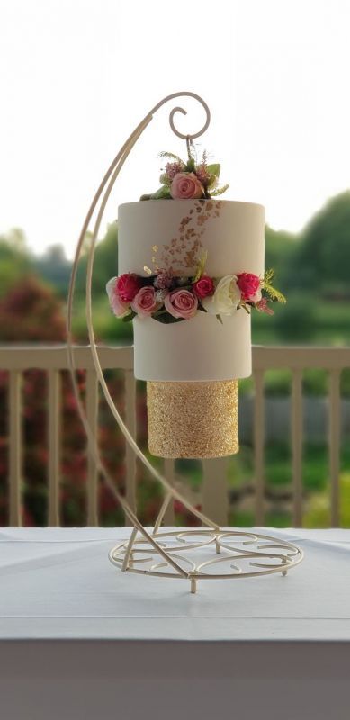 beautiful wedding cake #weddingcakes Chandelier Cake Wedding, Hanging Cake Birthday, Upside Down Cake Wedding, Hanging Cakes Wedding, Upside Down Wedding Cake Hanging, Chandelier Cake Design, Stand Cake Design, Hanging Cake Wedding, Hanging Cake Stand