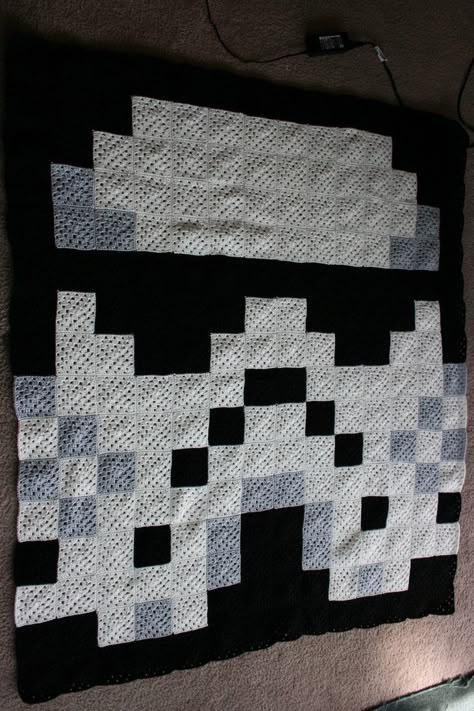 Can you crochet a granny square? Great! You’re on your way to making an awesome pixel crochet afghan. What is pixel crochet, you ask? Sarah from Repeat Crafter Me offers this explanation, “basically a pixel crochet blanket is made up of a series of granny squares where each square represents one pixel of the picture.… Star Wars Crafts, 8bit Art, Geek Crafts, Pixel Crochet, Crochet Stars, Crochet Things, Manta Crochet, Storm Trooper, Granny Square Blanket