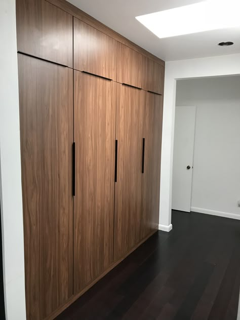 Brown Wood Closet Doors, Brown Closet Bedroom, Brown Closet, Ideas Armario, Wood Closet Doors, Dark Wooden Floor, Wooden Wardrobe Design, Bedroom Pop Design, Wooden Closet