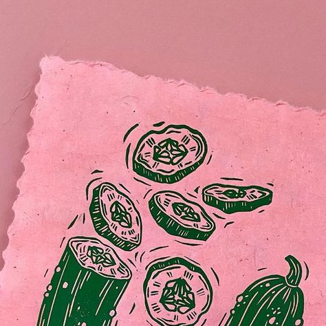 Frieda on Instagram: "Where are my pickle lovers at?! 🥒🥒 #pickle #cucumber #pickles #printmaking #printmakersofinstagram #linocutprinting #linocut #colorfulart #handmade #handcrafted #handmadewithlove #spreewäldergurkentag #spreewaldgurke #gurke #sauregurken #linoldruck" Pickle Sketch, Pickle Drawings, Pickles Drawing, Pickle Branding, Pickle Aesthetic, Pickles Illustration, Pickles Aesthetic, Pickle Drawing, Cucumber Illustration