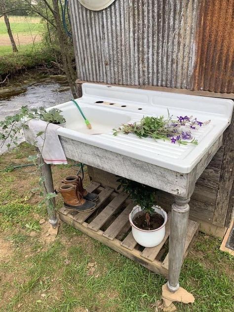 Outdoor Garden Sink, Garden Shed Interiors, Outdoor Potting Bench, Outdoor Sink, Garden Sink, Old Sink, Potting Benches, Diy Farmhouse Style, Outdoor Sinks