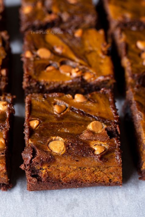 Pumpkin Butterscotch Brownies Butterscotch Pumpkin, Yummy Brownies, Classic Holiday Desserts, Butterscotch Brownies, Pumpkin Butterscotch, Pumpkin Brownies, Asian Sweets, How To Make Brownies, Pumpkin Spice Recipe