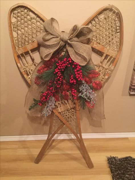 How To Hang Snowshoes On A Wall, Christmas Snowshoes Decor, Snowshoe Decor Christmas, Old Snow Shoes Decor, Snow Shoe Christmas Decor, Snowshoes Decor Christmas, Snow Shoes Decor, Snowshoe Decor, Alaska Decor