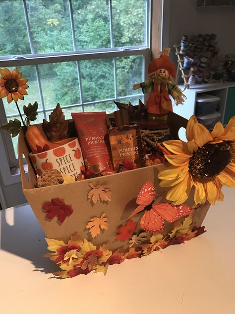 Fall birthday gift basket Harvest Basket Ideas, Fall Birthday Basket, Fall Birthday Gifts, Thanksgiving Gifts Diy, Thanksgiving Gift Basket, School Fall Festival, Thanksgiving Baskets, Birthday Gift Basket, Fall Gift Baskets