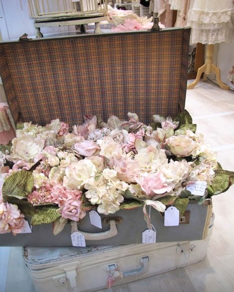 Luggage full of roses Trunk Full Of Flowers, Suitcase Wedding Decor, Vintage Suitcase Wedding Decor, Vintage Wedding Backdrop, Vintage Suitcase Wedding, Vintage Suitcase With Flowers, Vintage Suitcase Card Box Wedding, Travel Theme Wedding, Vintage Suitcase