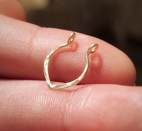 FAKE Septum Ring Nose Ring Fake Piercing Clip on Faux - Etsy.de Diy Fake Septum Piercing, Fake Septum Piercing Diy Paper Clip, Clip On Nose Ring, Fake Septum Piercing, Fake Septum Ring, Septum Rings Small Fake, Faux Septum Piercing, Nose Ring Online, Faux Septum Ring