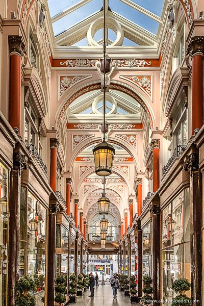 The elegant Royal Arcade in Mayfair. This is one of the prettiest historic shopping arcades in London. Click through for more pictures on the A Lady in London blog. London Dreams, Mayfair London, London Shopping, London Aesthetic, Visiting England, Living Modern, London Places, Things To Do In London, England And Scotland