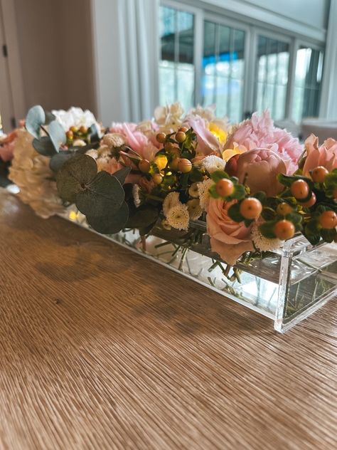 How to Create Stunning Flower Arrangements Using Acrylic Vases. Amaze your guests with breathtaking floral displays! Acrylic Vases, Amazon Flowers, Acrylic Vase, Different Types Of Flowers, Flower Centerpiece, Acrylic Flower, Flower Arranging, Acrylic Flowers, Floral Display